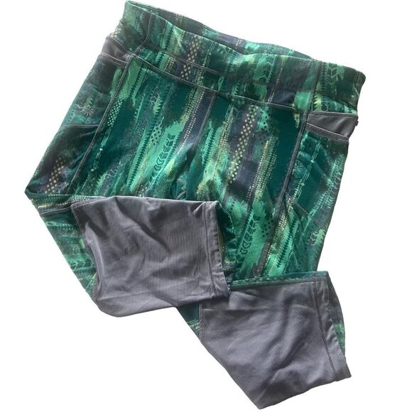Athleta Women's Size M Green Arrow Be Free Knicker Capri Leggings - Picture 2 of 10